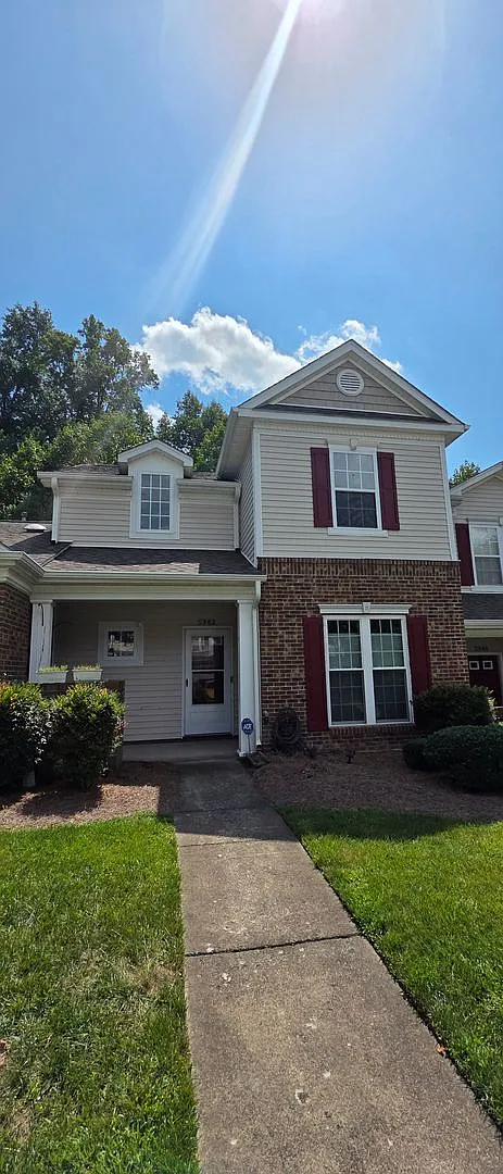 Great townhome convenient to shopping, schools and highway — Photo 1