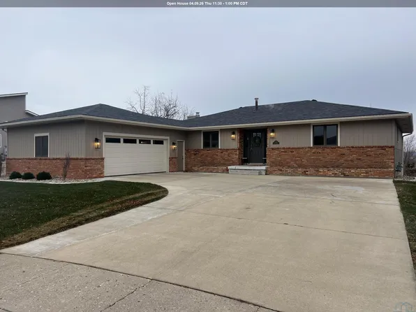 1556 Crestview Dr, Vermillion, SD 57069