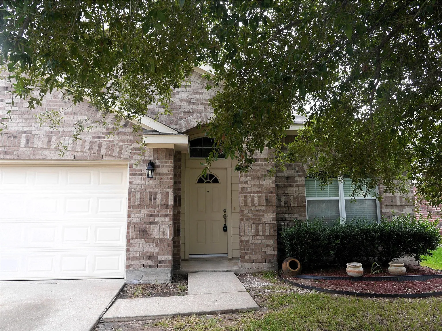 3 bed, 2.0 bath, 2125 sqft, $2,300 — Photo 2