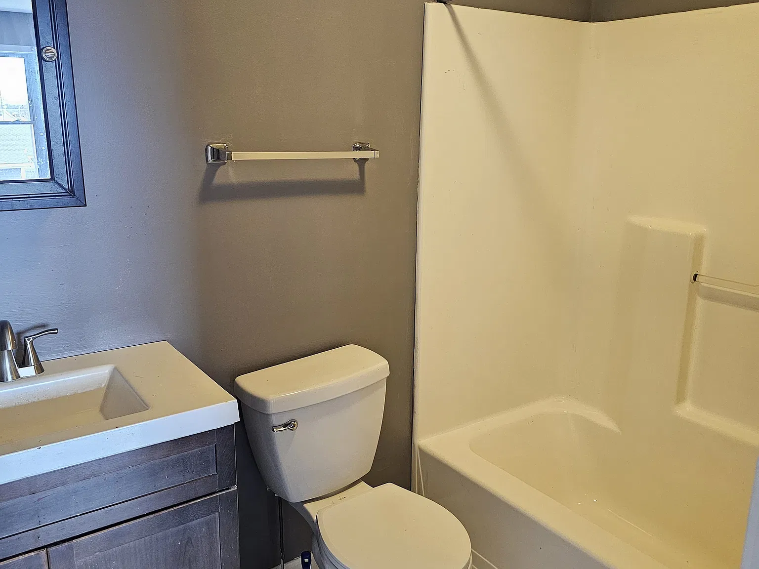 3 bed, 1.5 bath, 1100 sqft, $2,400 — Photo 1