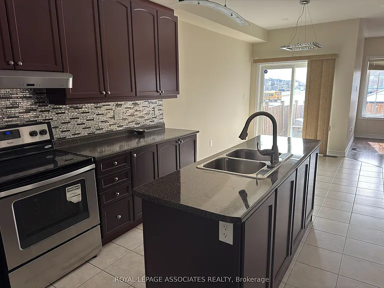 75 Meltwater Cres #UPPER LV — Photo 2