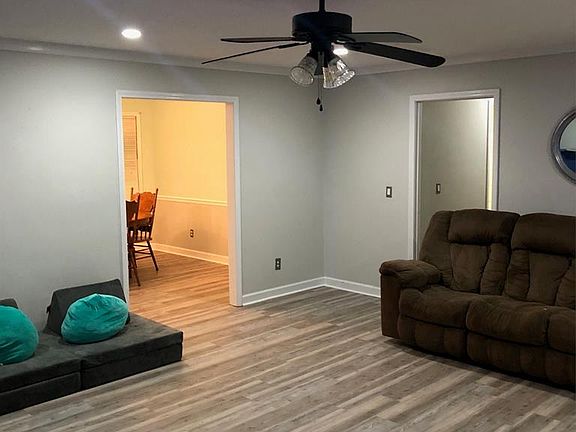 3rd image of 796 Longwood Dr