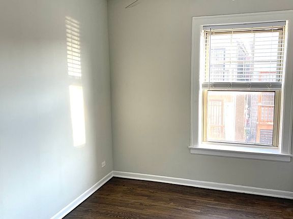 4th image of 935 W Oakdale Ave #W3
