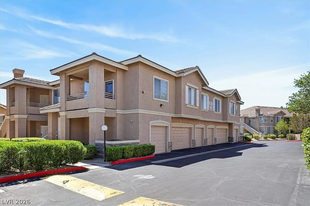 3 bed, 2.0 bath, 1299 sqft, $1,967 — Photo 2