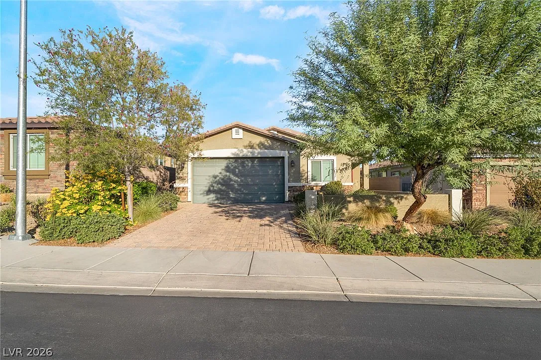 3 bed, 2.0 bath, 1594 sqft, $2,095 — Photo 2