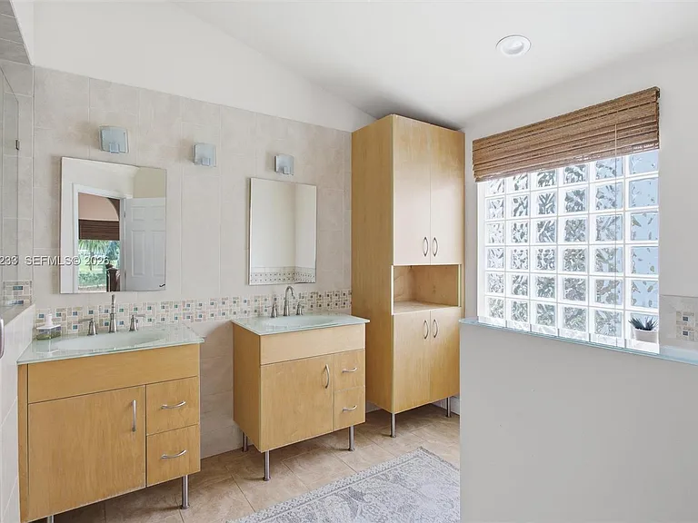 411 Bermuda Springs Dr — Photo 21