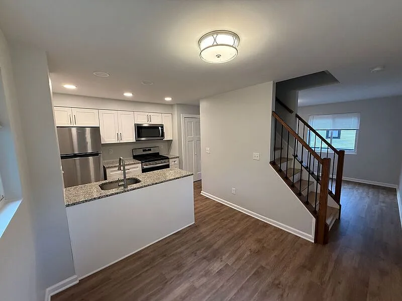 Building Photo - 5425 Stewart Ave #4