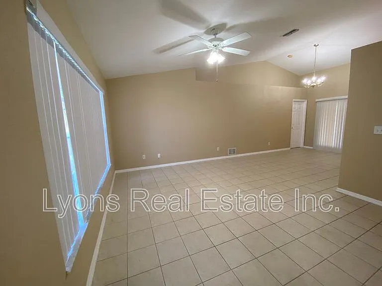 2251 SW 4th St — Photo 3