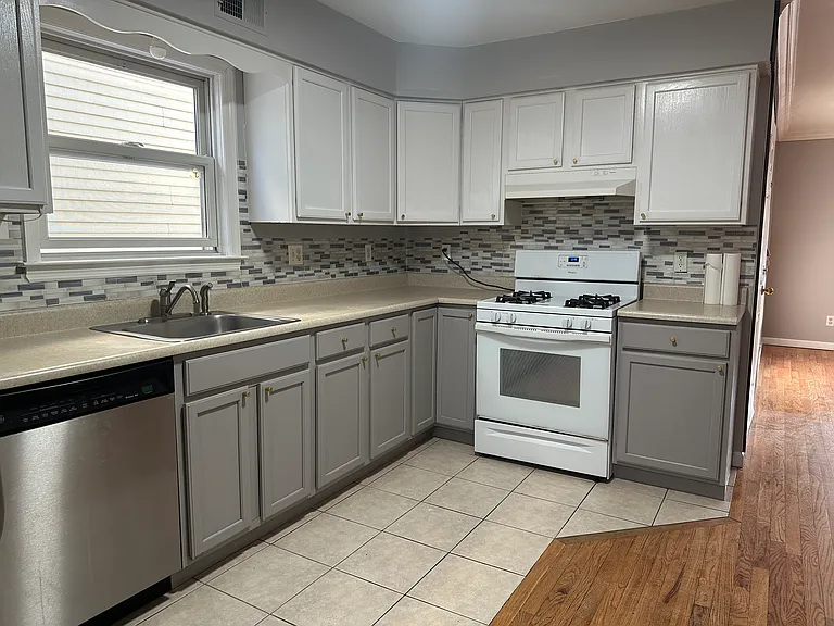 27 Mulock Pl — Photo 3