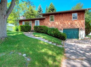250 Castle Ter, Fontana, WI 53125