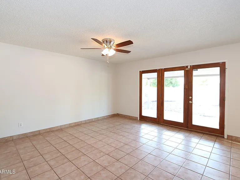 1910 E Manhatton Dr — Photo 3