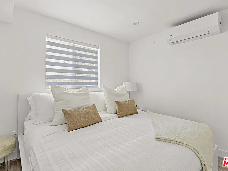 7076 Park Mnr — Photo 16