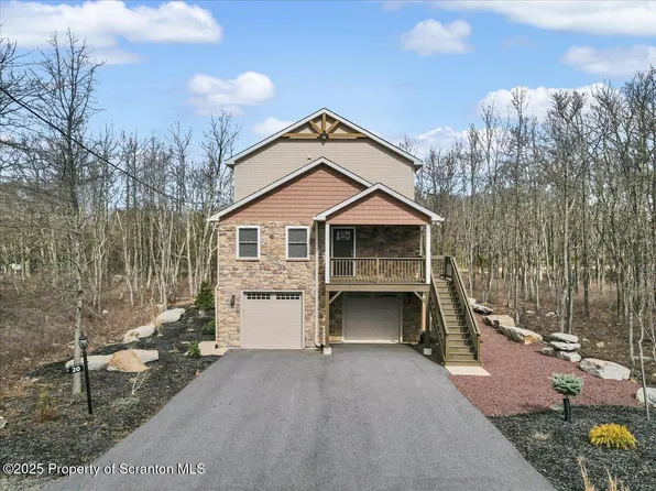 20 Merion Dr, Hazleton, PA 18202