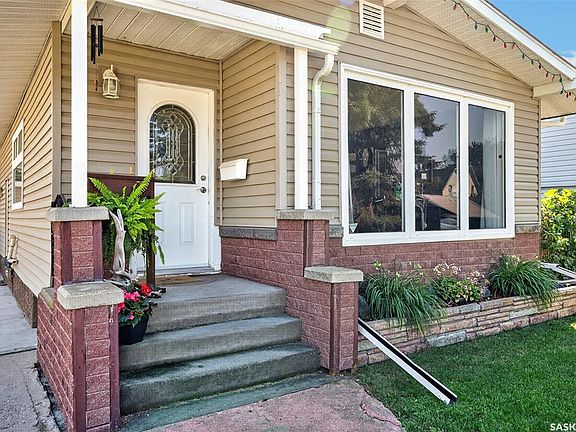 2nd image of 529 Athabasca STREET W