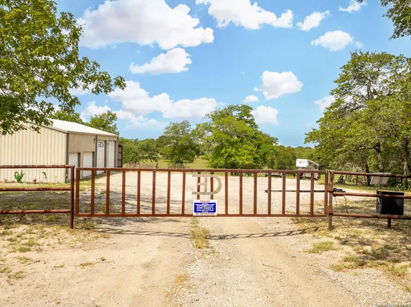 1579 Settlement Way, Luling, TX 78648