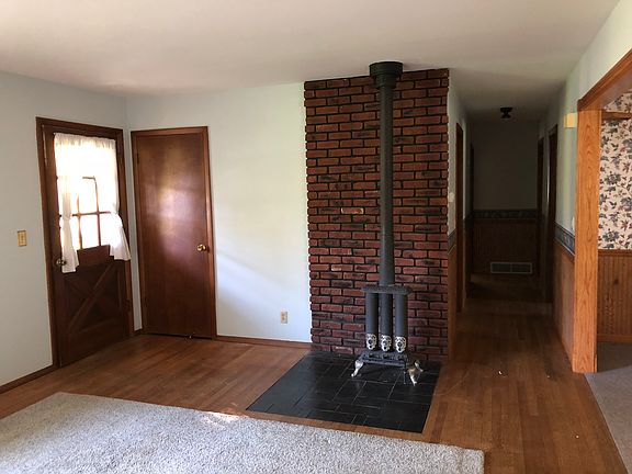 Living rm, gas stove, hallwa