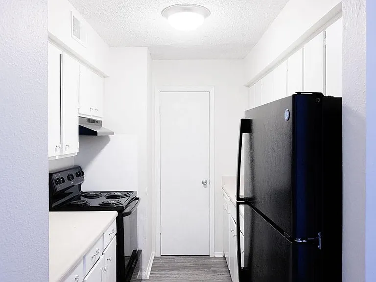 611 SW Bishop Rd #2 — Photo 4