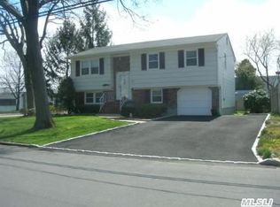 90 Cortland St, Copiague, NY 11726