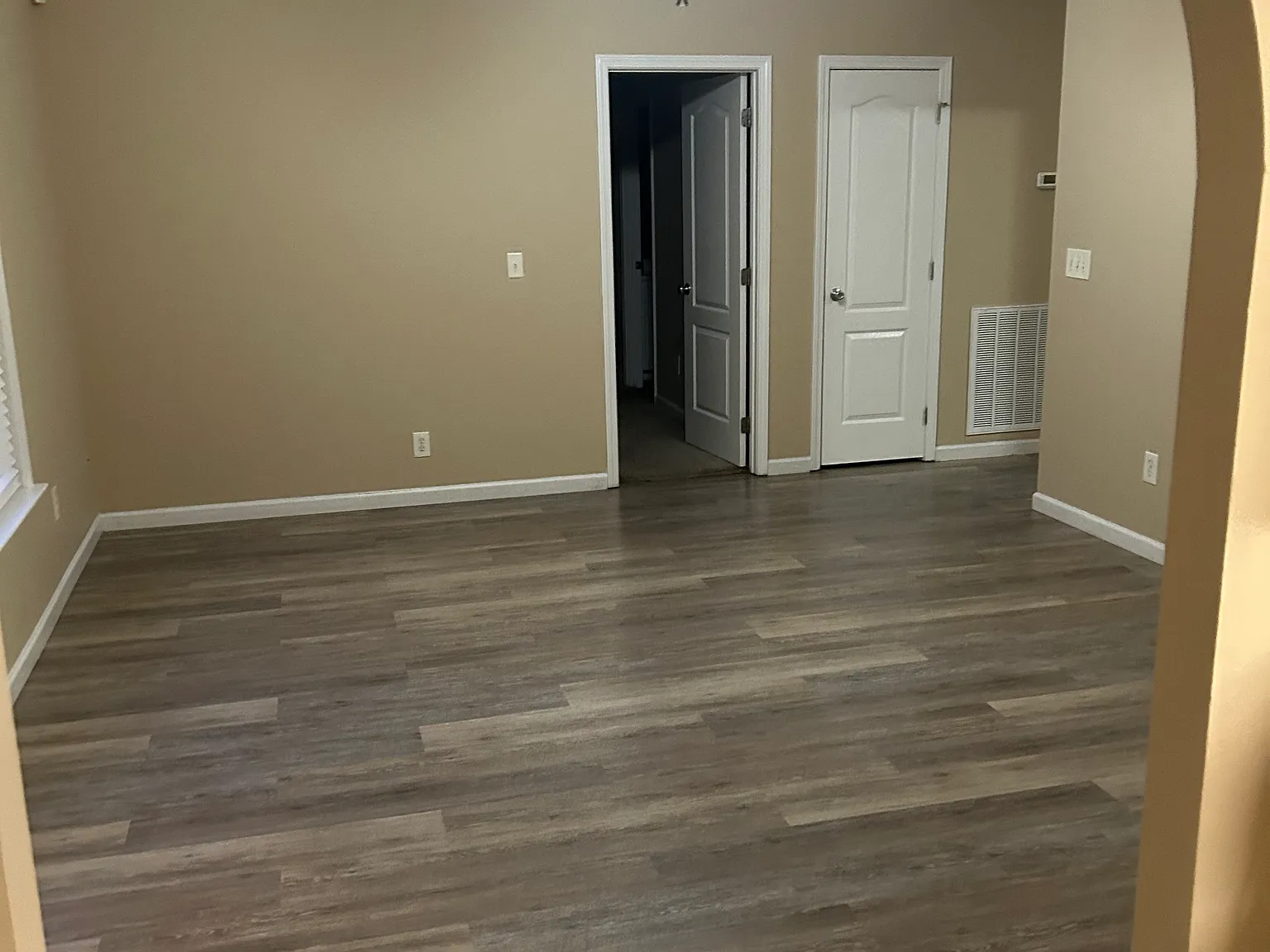 546 Crescent Ln E — Photo 2