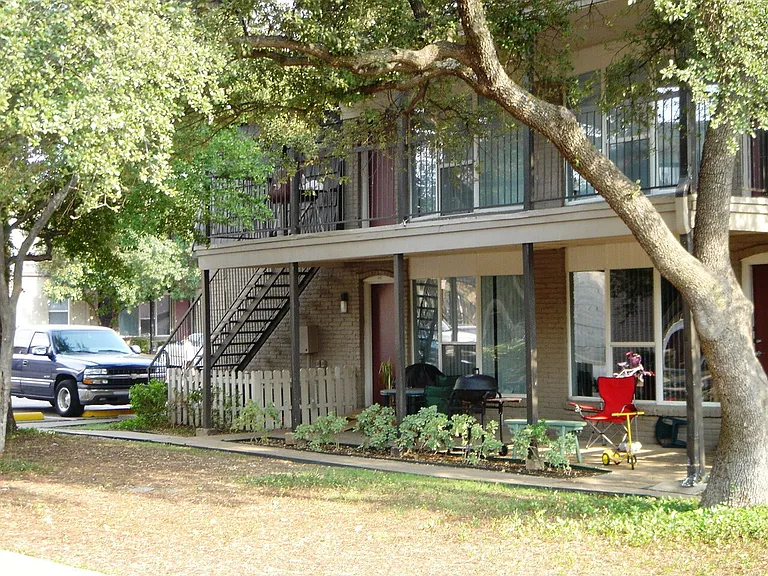 Amherst Oaks — Photo 11