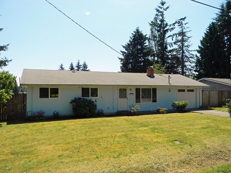 This starter home has been well cared for and is in move in condition. Located in the Issaquah School District and unincorporated King County.