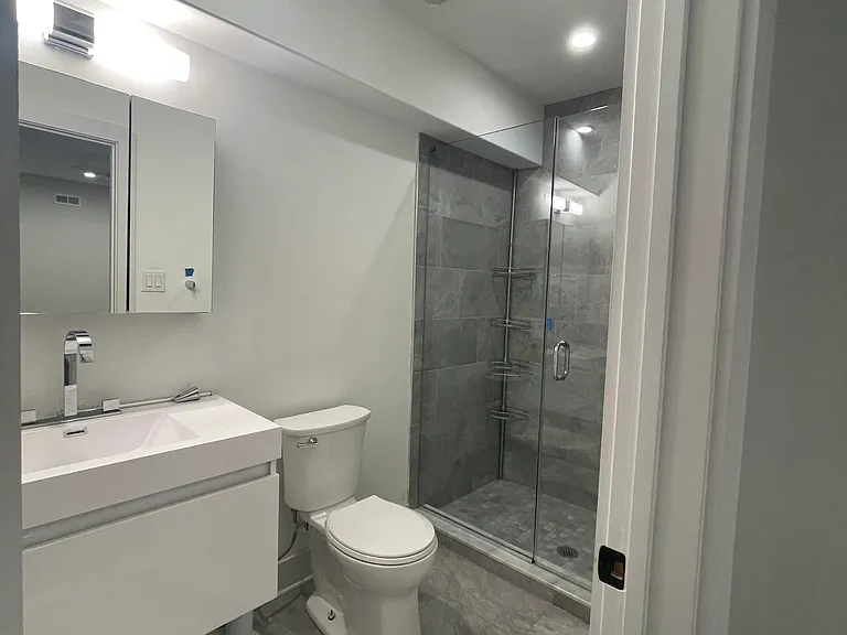 Master en-suite bathroom