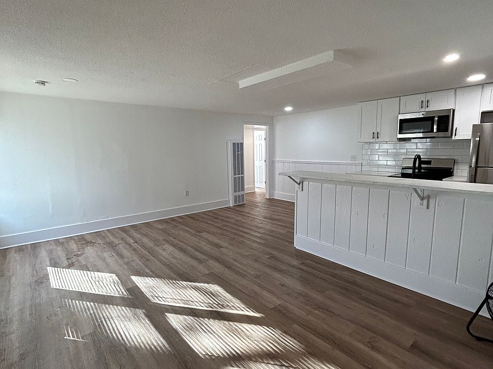 living room/dining/kitchen combo