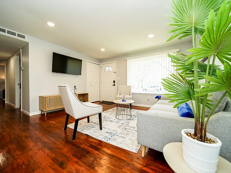 Hemlock Dr — Photo 1