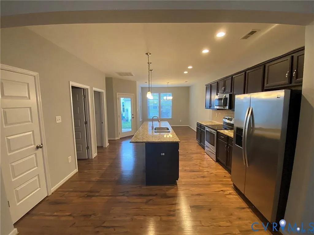 4 bed, 3.5 bath, 1902 sqft, $2,600 — Photo 3