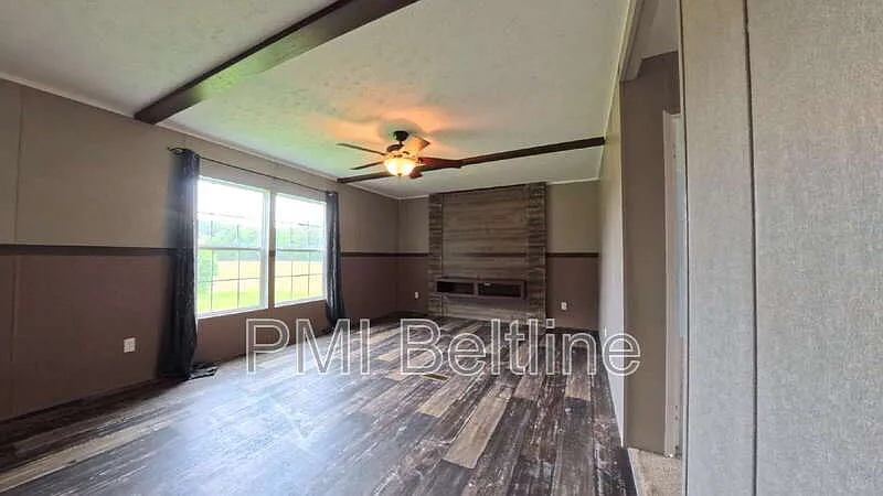 4 bed, 2.0 bath, 1901 sqft, $1,925 — Photo 2