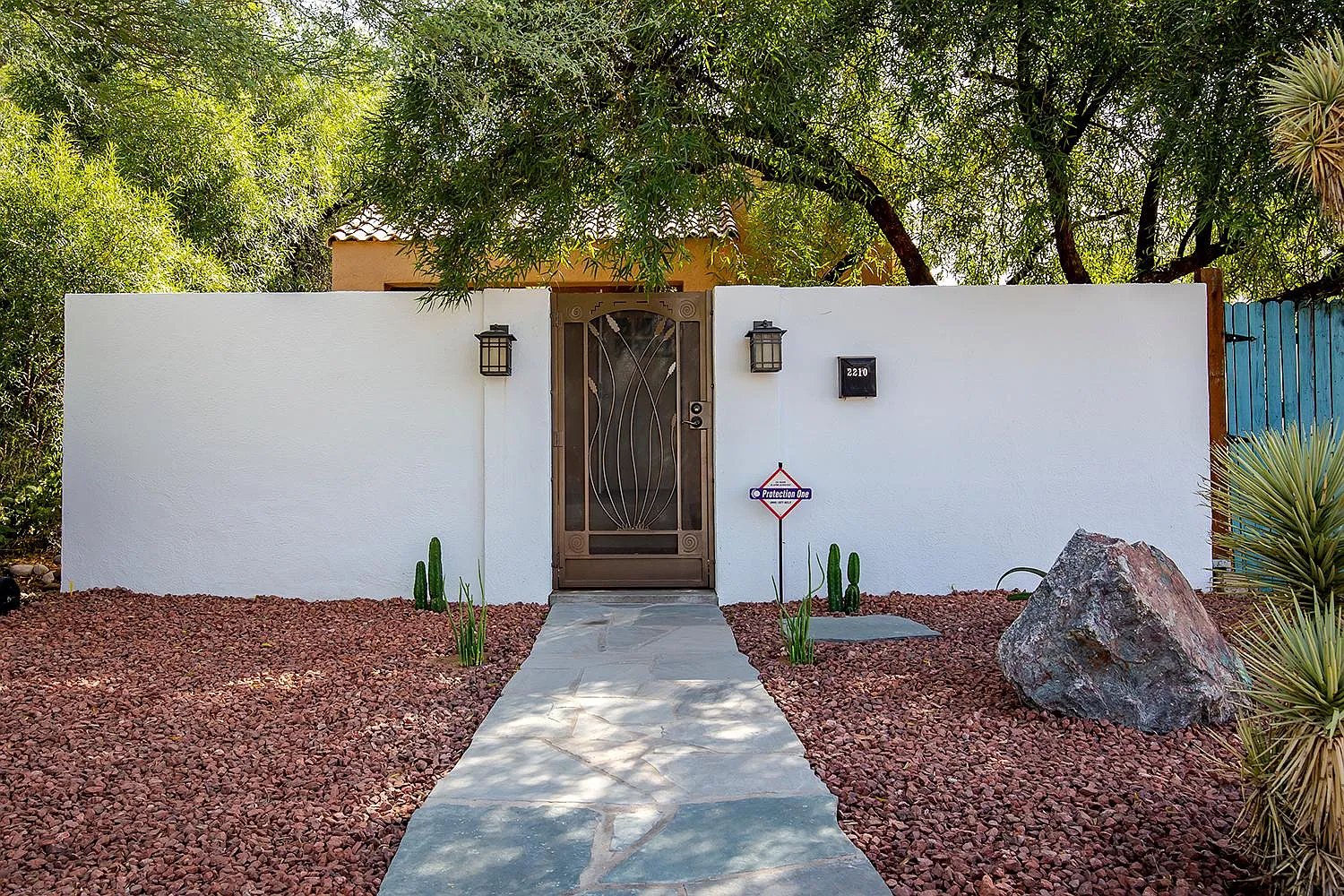 2210 E Helen St — Photo 2