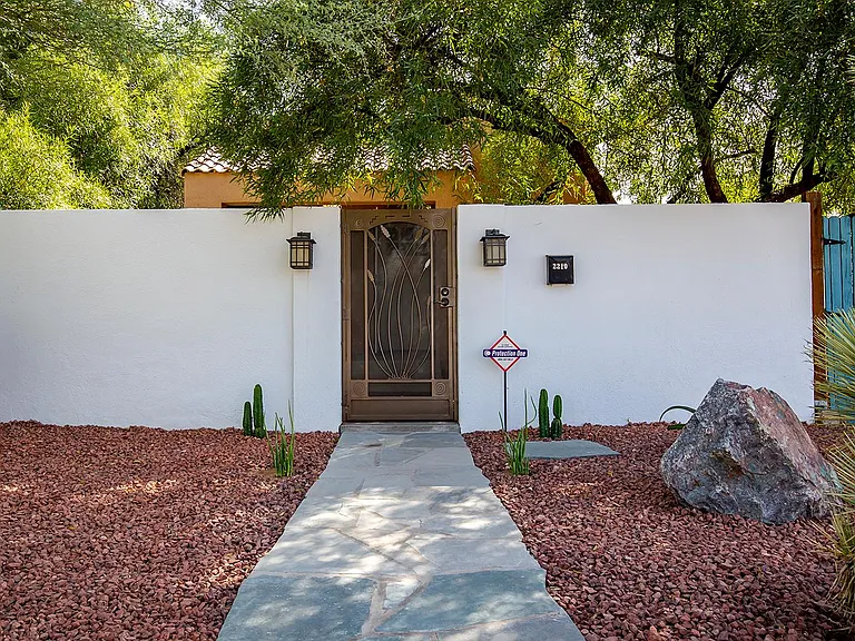 2210 E Helen St — Photo 2