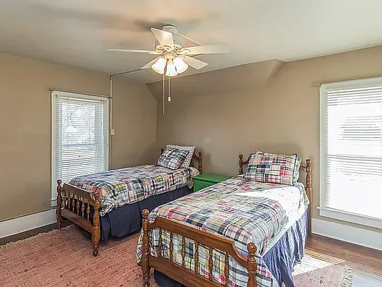 107 S Riverside Dr — Photo 16