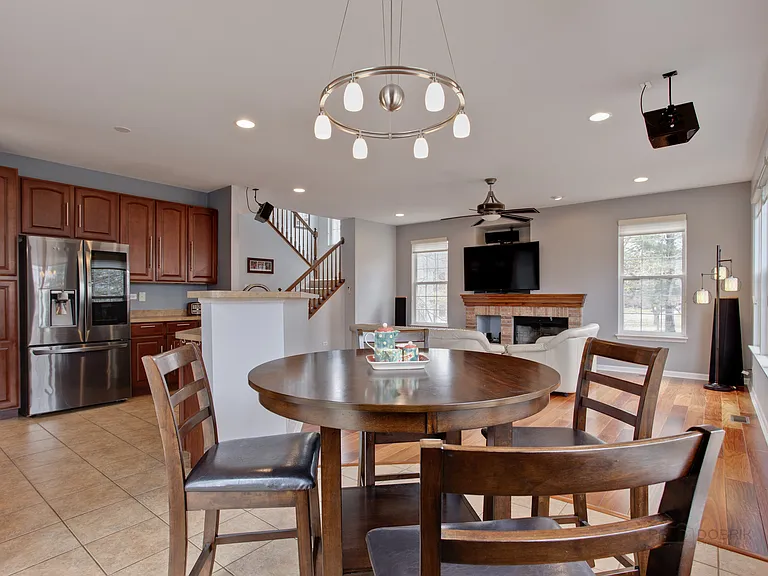 620 Geneva Ct — Photo 16