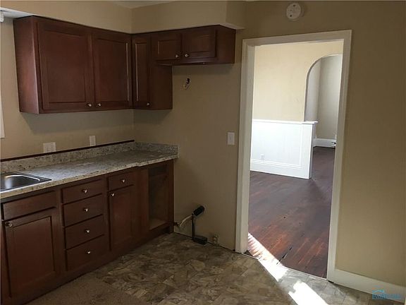 5th image of 809 E High St
