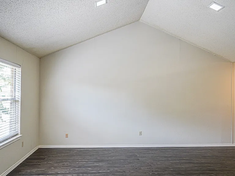 B 613-615 Barbara Jean — Photo 4