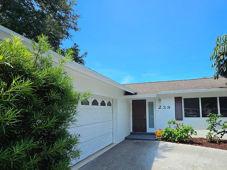 239 W Riverside Dr — Photo 2