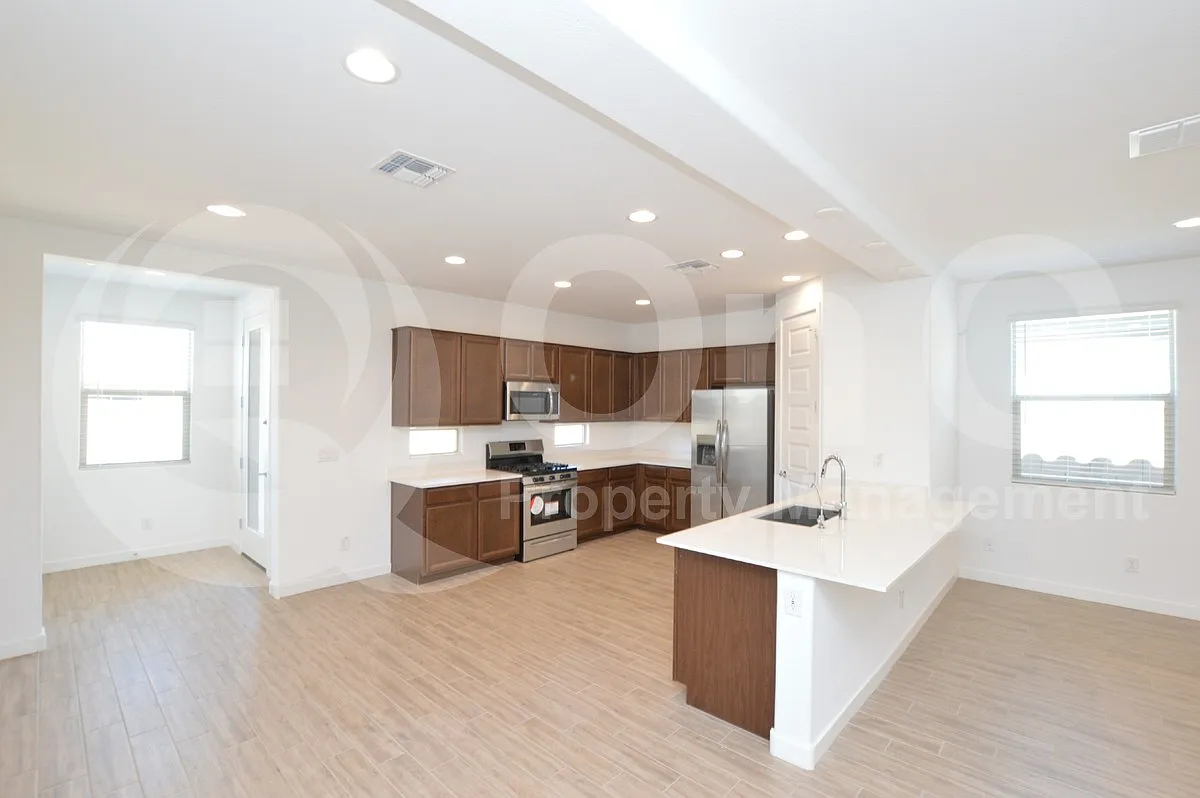 4 bed, 2.0 bath, 1797 sqft, $2,295 — Photo 4