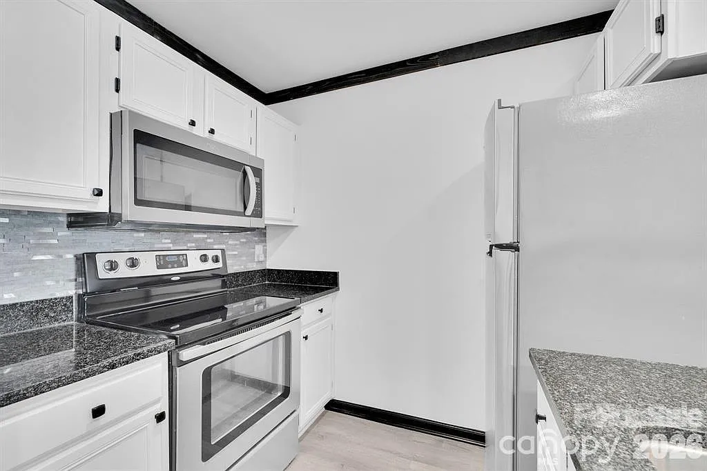 2 bed, 988 sqft, $1,900 — Photo 1