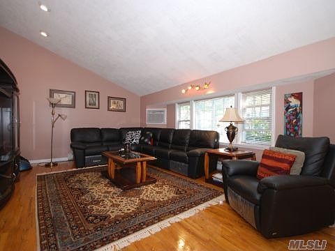 4th image of 16 Cornelia Ln