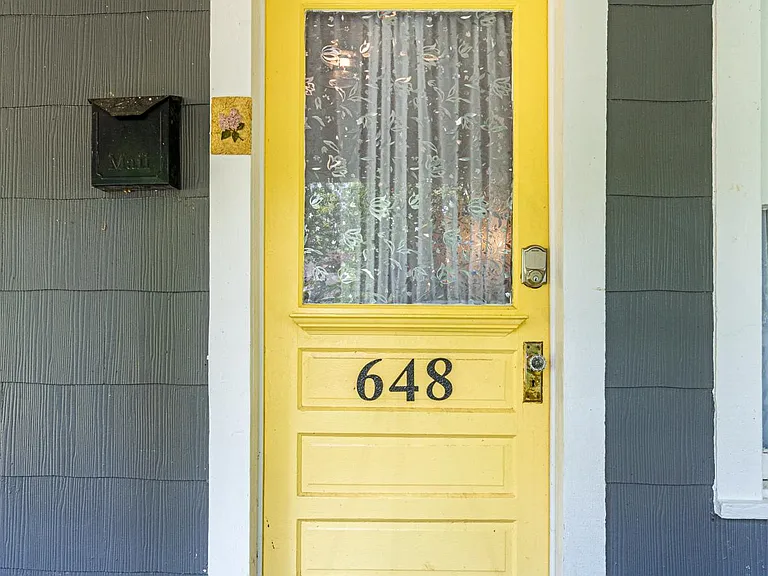648 Moulton St E — Photo 28