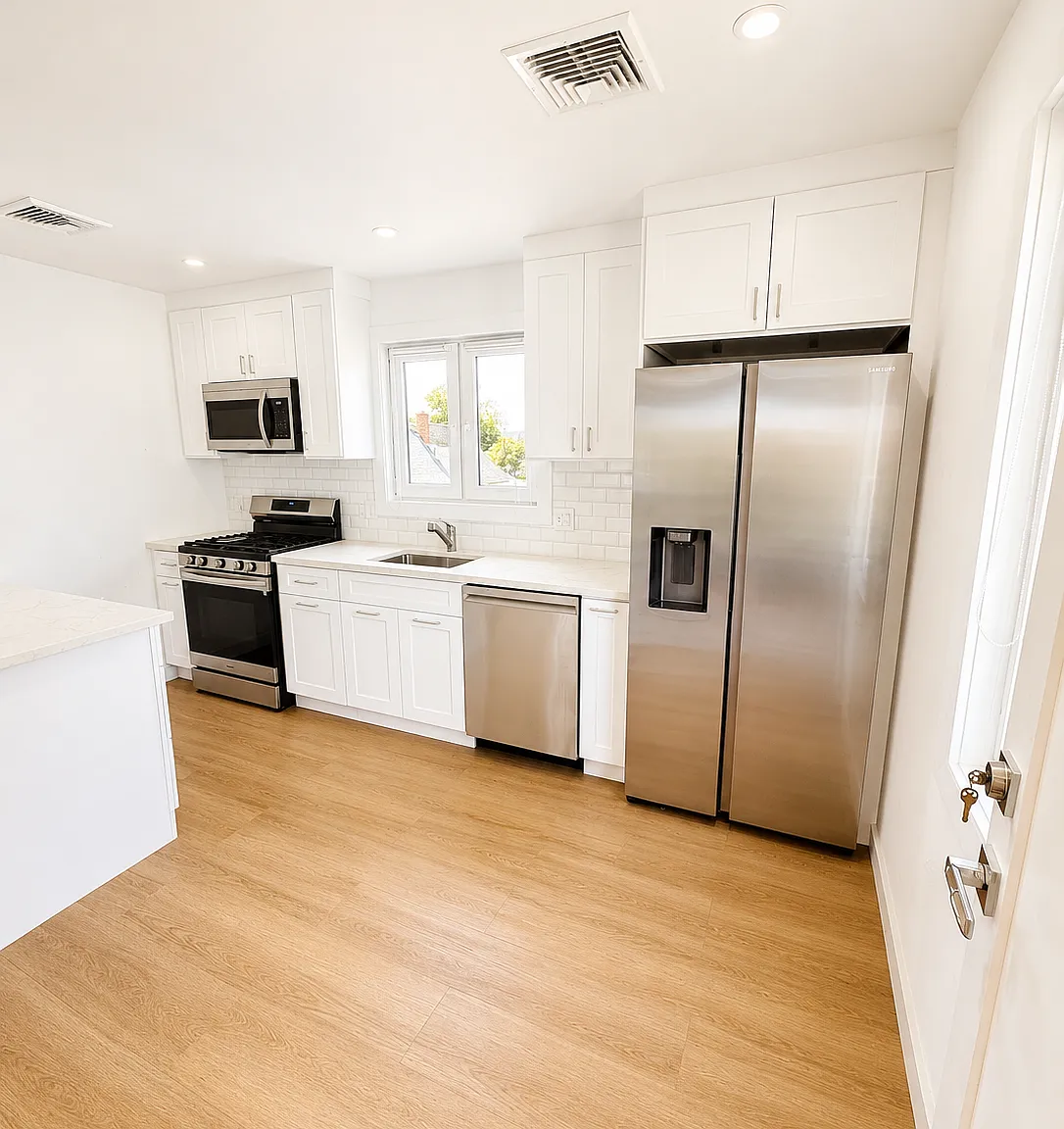 2 bed, 950 sqft, $3,500 — Photo 1