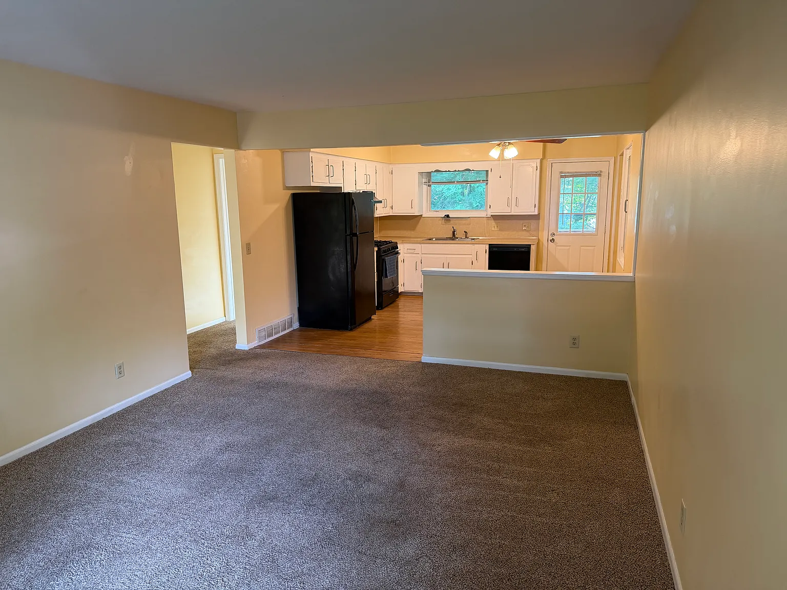 3 bed, 1600 sqft, $2,200 — Photo 3