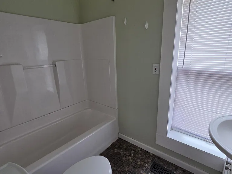 122 E Oak St #2 — Photo 5