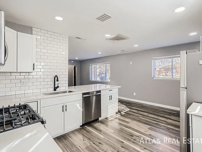 1620 Phoenix Ct — Photo 2