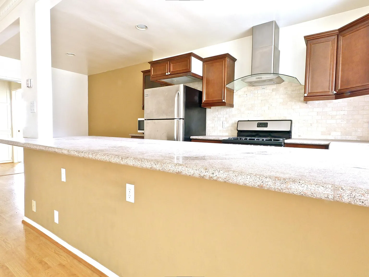 2 bed, 1.5 bath, 1010 sqft, $3,950 — Photo 2