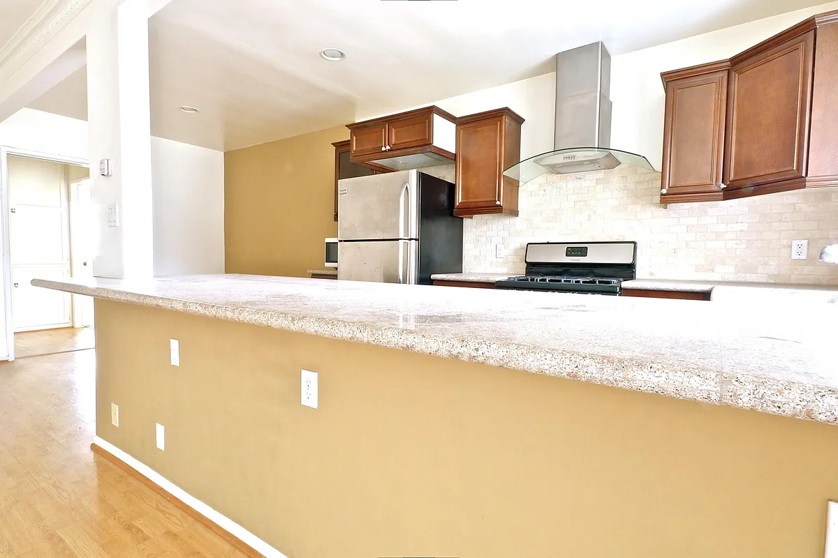 Building Photo - 923 6th St #6