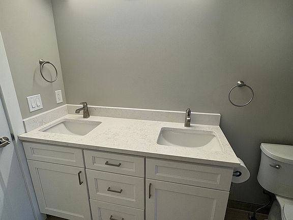 Upper level jack & Jill full bath