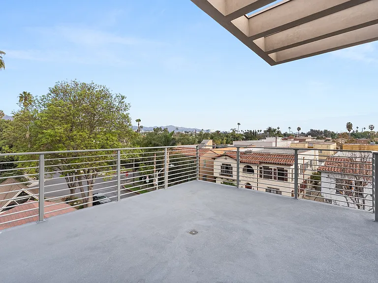 453 N Stanley Ave — Photo 10