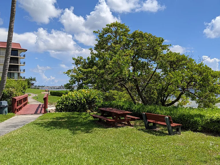 105 Half Moon Cir #F2 — Photo 31